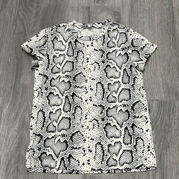 Pam and Gela python basic tee- P ( XS) - Picture 1 of 4